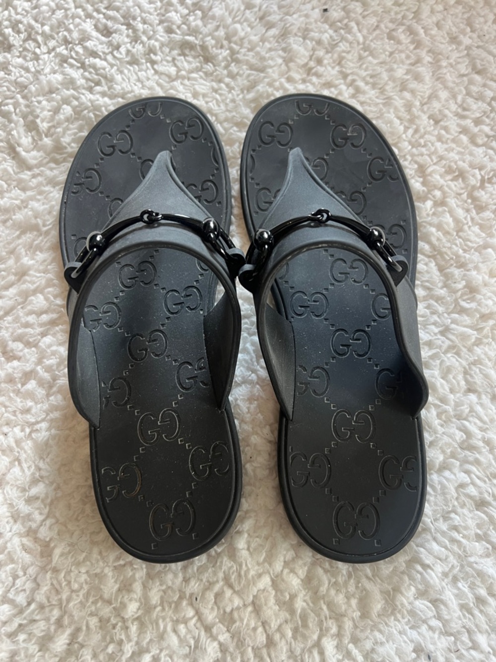 Gucci Black Rubber GG Thong Sandals with Horsebit Detail - Picture 2 of 5
